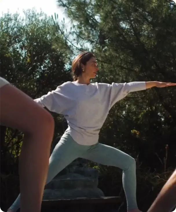 Yoga matutino junto a la propiedad