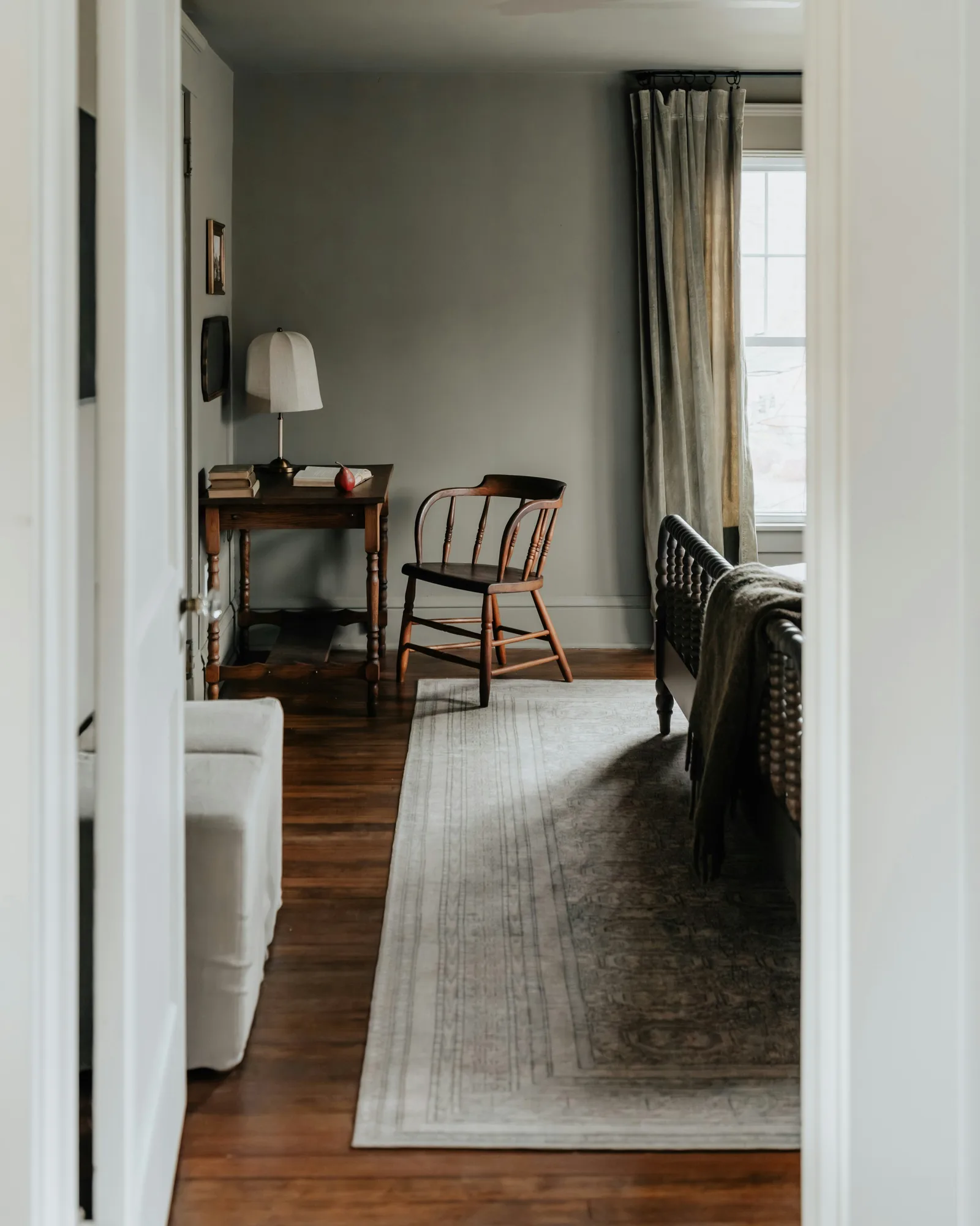 Helles Apartment mit Blick in den Wohnbereich