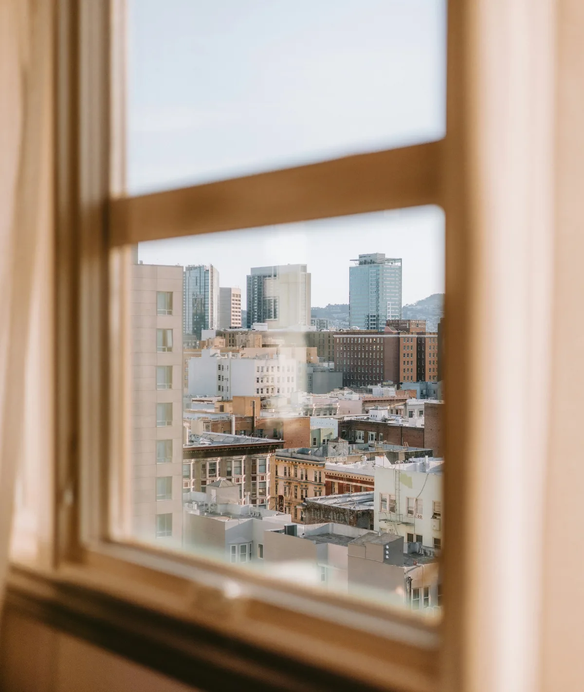 Fenster mit Blick auf die Skyline der Stadt